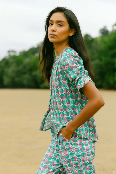 Blusa_estampada_mujer_verano_fluida_geom_trico_2