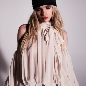 blusa globo de manga larga con cuello halter y hombros descubiertos.