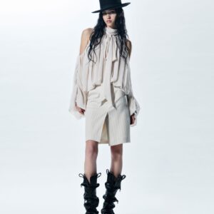 blusa globo de manga larga con cuello halter y hombros descubiertos.