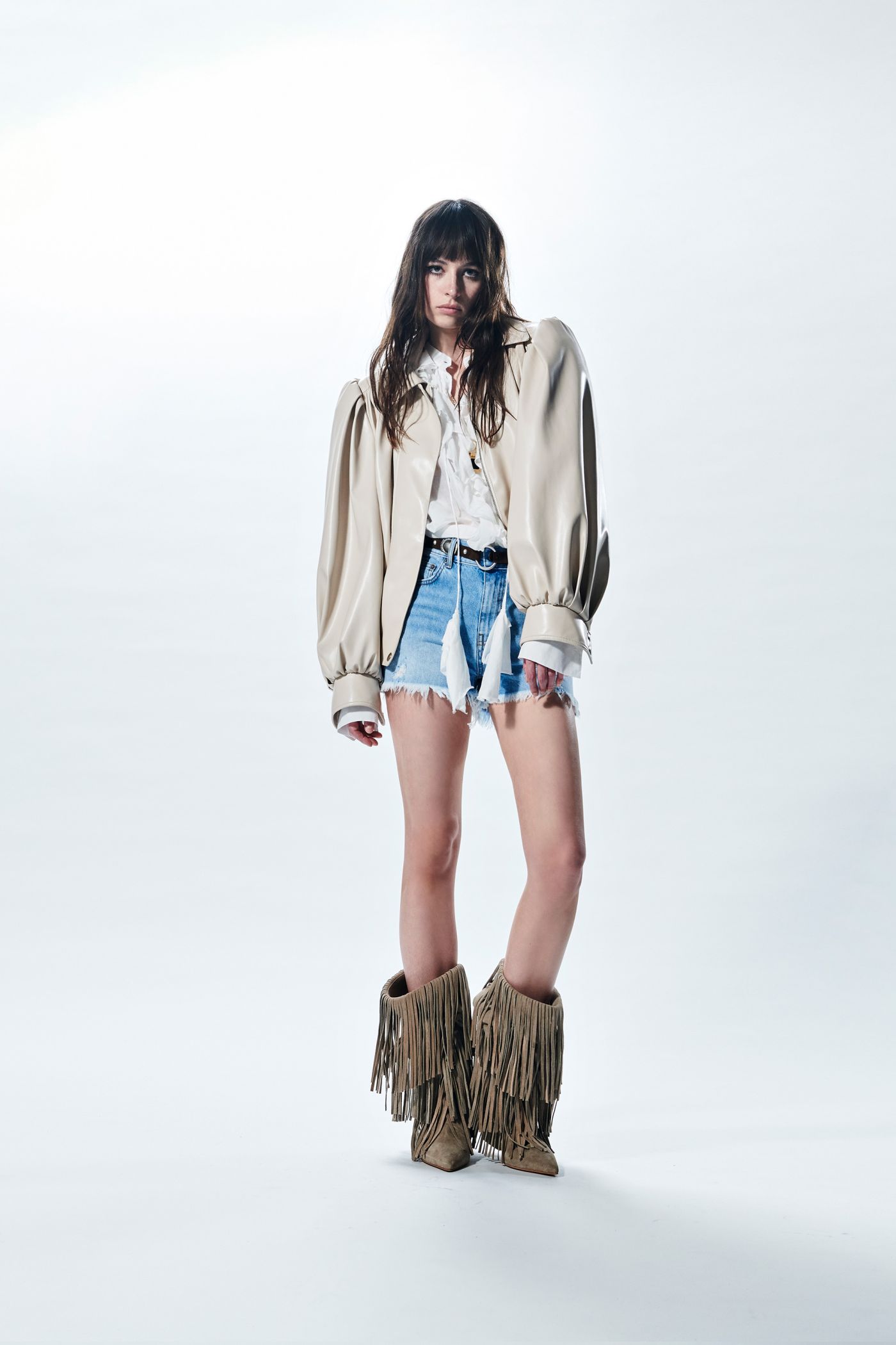 CHAQUETA BOMBER CORTA CON BOLSILLOS LATERALES. 2 CHAQUETA BOMBER CORTA CON BOLSILLOS LATERALES.