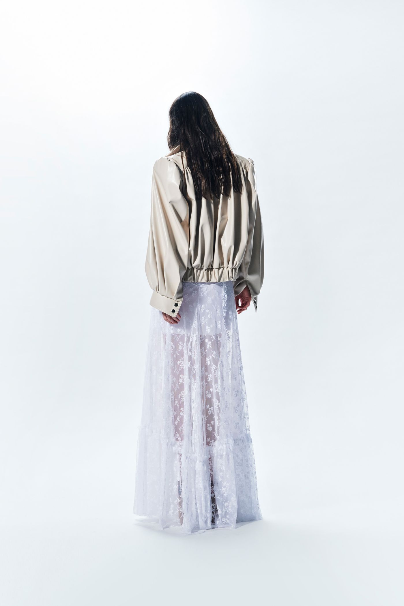 CHAQUETA BOMBER CORTA CON BOLSILLOS LATERALES. 3 CHAQUETA BOMBER CORTA CON BOLSILLOS LATERALES.