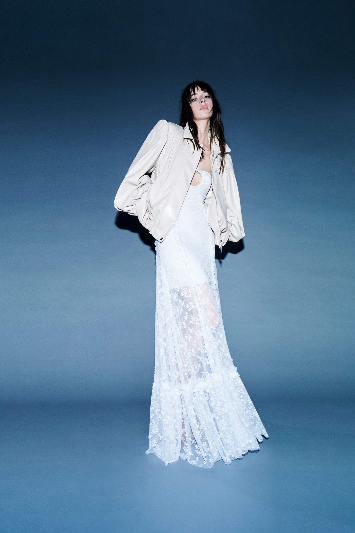 CHAQUETA BOMBER CORTA CON BOLSILLOS LATERALES.4 CHAQUETA BOMBER CORTA CON BOLSILLOS LATERALES.