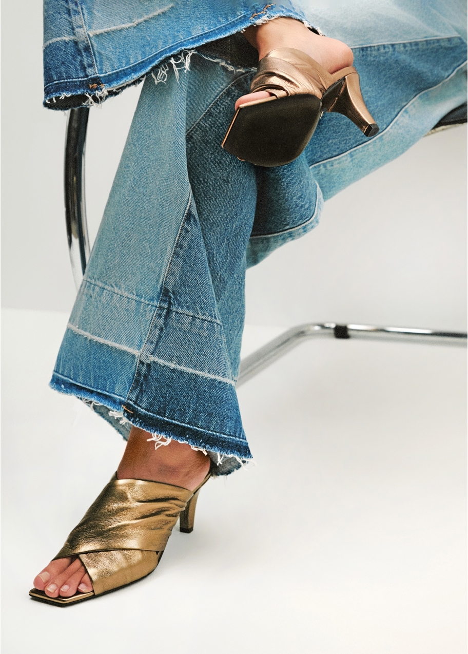 Sandalias de tacón metalizadas Arabella mules 75 lolacruz . Sandalias de tacón metalizadas Arabella mules 75