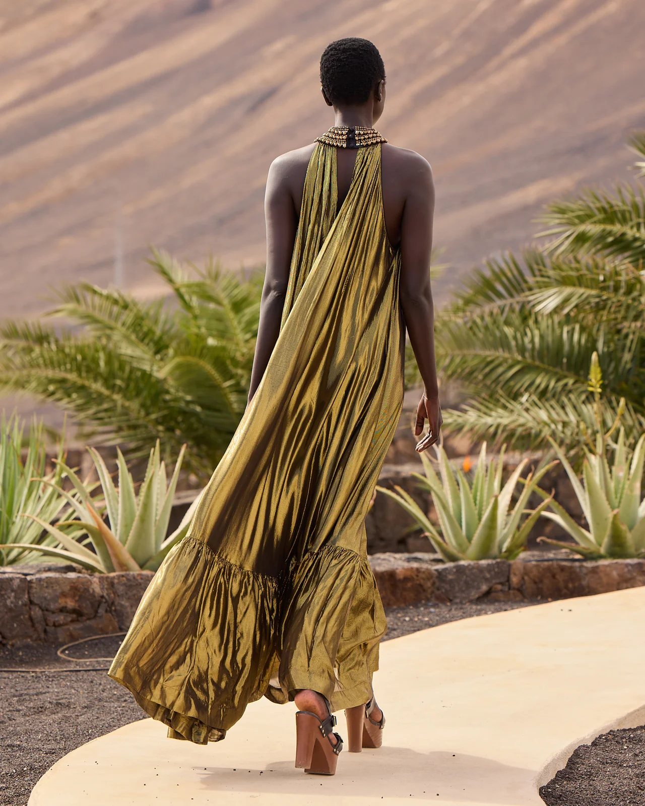 mesdemoiselles.....jpg Vestido largo con cuello joya en viscosa lúrex