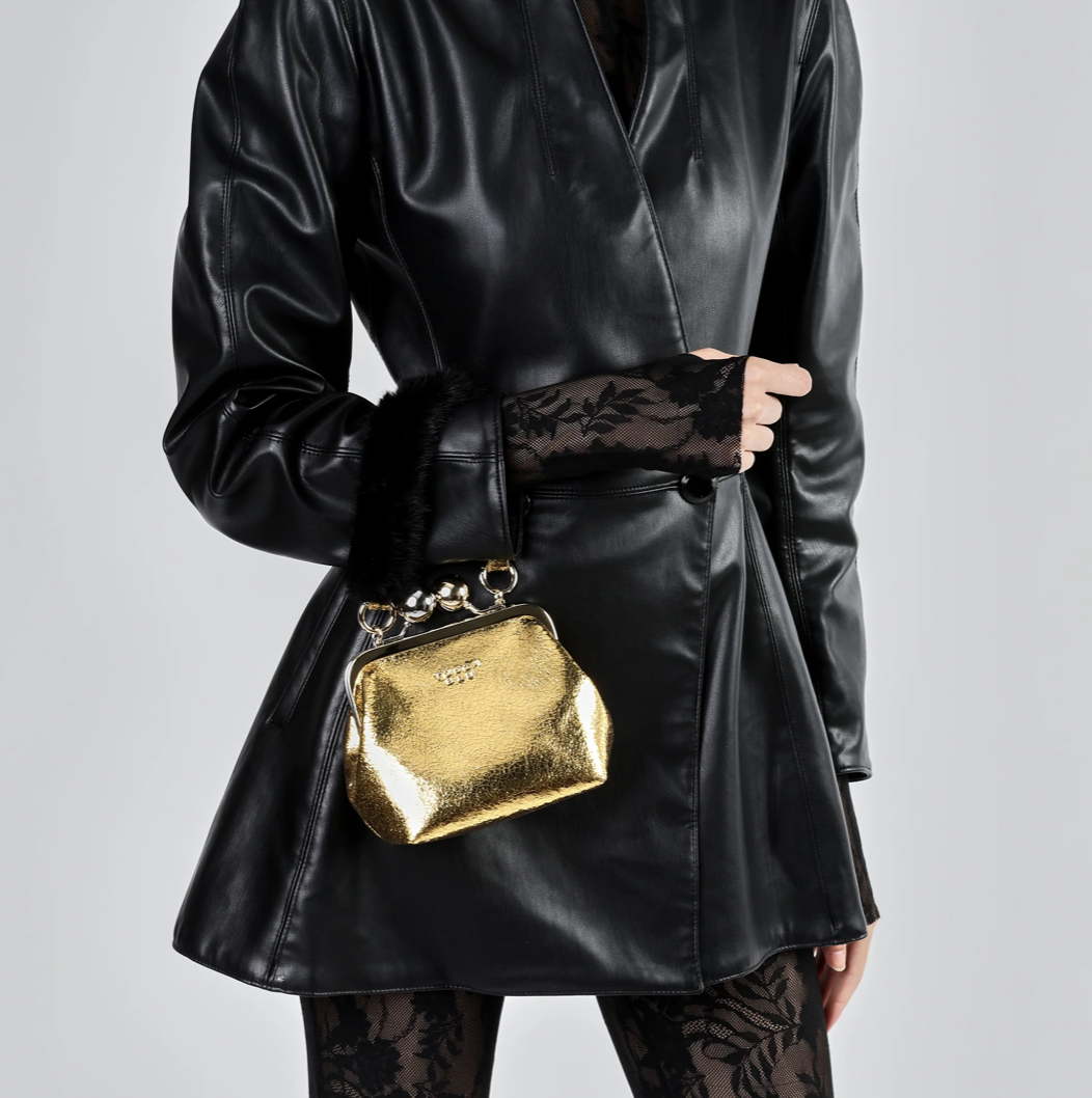Bolso clutch pequeño Clarisse dorado con efecto craquelado. toscablu 2 Bolso clutch pequeño Clarisse dorado con efecto craquelado.