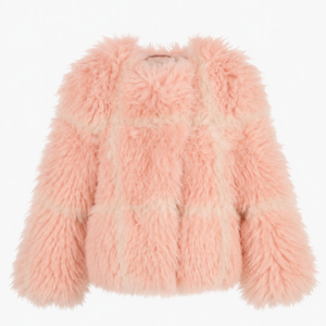 Abrigo de pelo rosa. Estamos ante un abrigo de pelo sintético que tiene ese pequeño toque especial, el tipo de prenda que adoptamos sin pensarlo y que lo cambia todo.