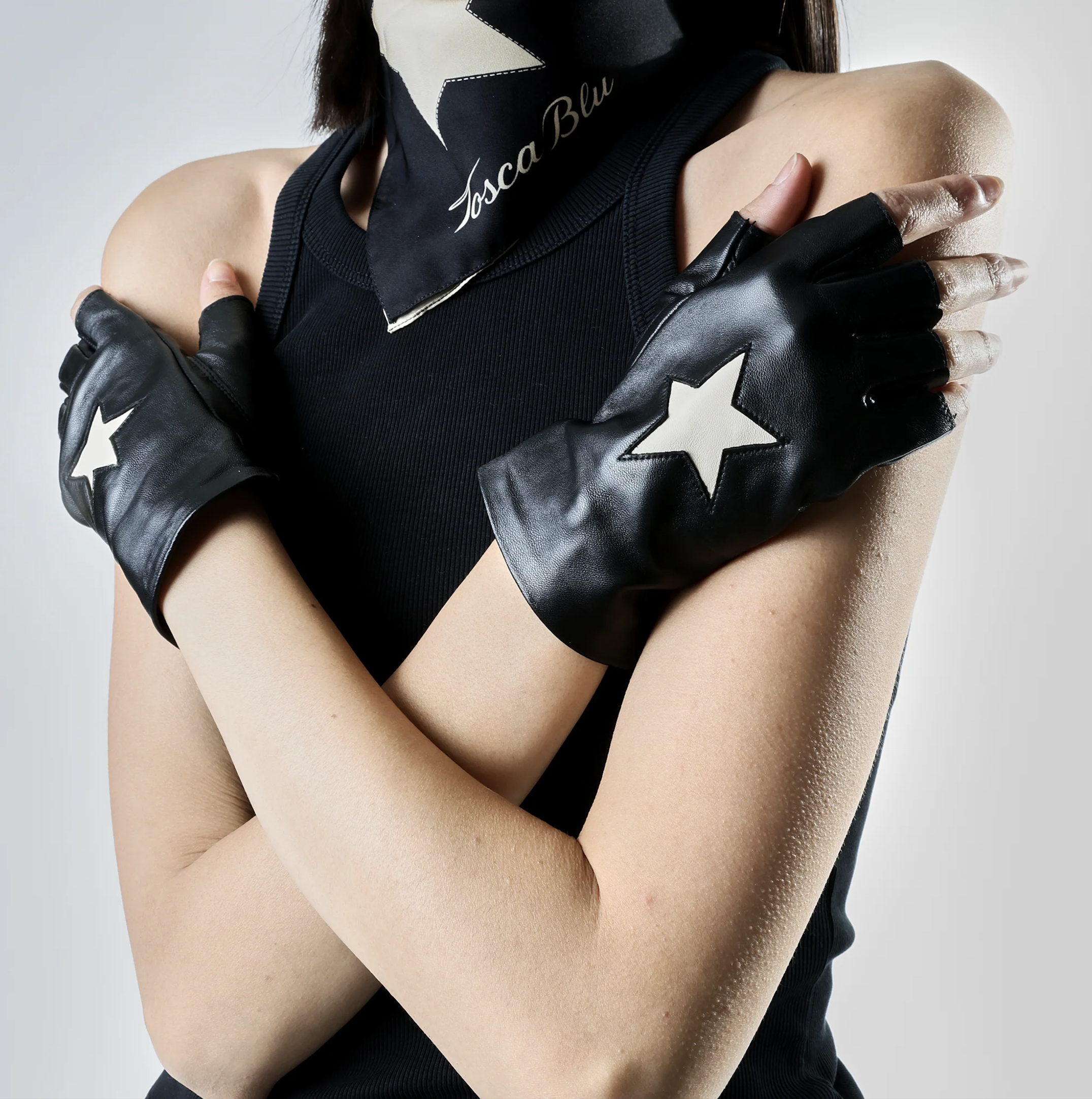 guantes de piel negra con parche de estrella. toscablu 2 guantes de piel negra con parche de estrella. toscablu